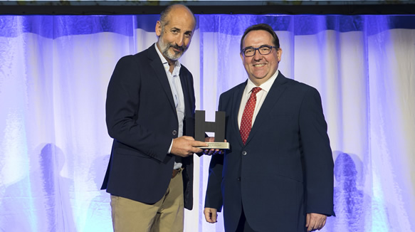 José Luis Yzuel, presidente de la Federación Española de Hostelería, entregó el premio al mejor concepto de restauración a Aitor Elizegi, socio fundador de Basquery